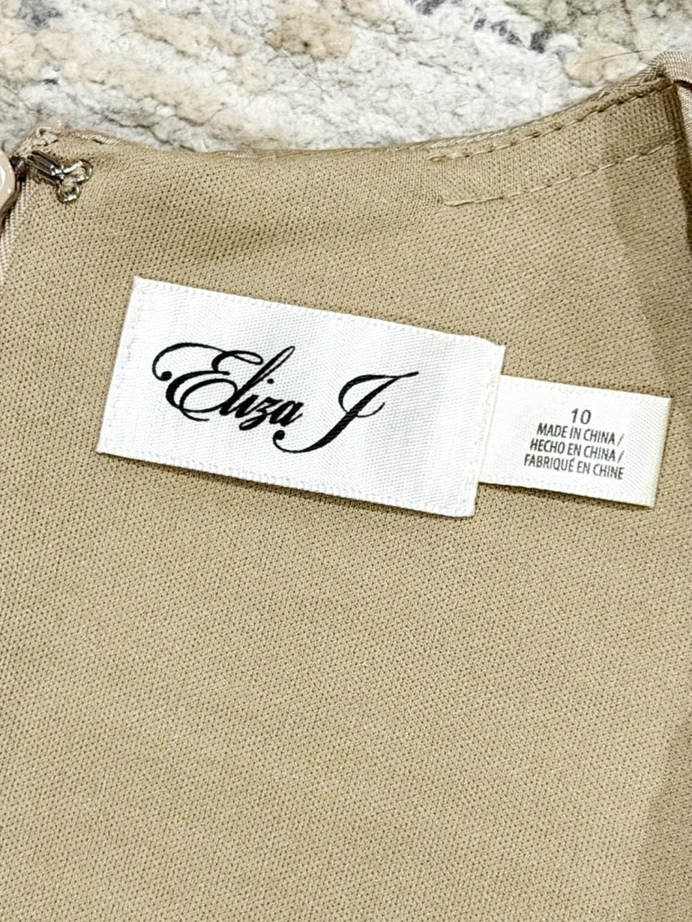 Eliza J Ruched Cap Sleeve Sheath Cocktail Dress - Champagne Gold -
Size Medium - Picture 10 of 12